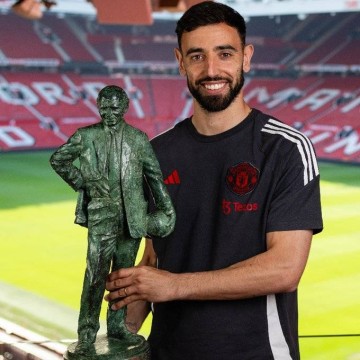 曼联队长再荣获赛季最佳,4次追平C罗,沙特若开亿元报价能卖吗?