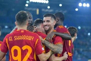 足坛悲喜一夜!罗马7连胜,拜仁险胜,尤文换帅如换刀,巴黎不败