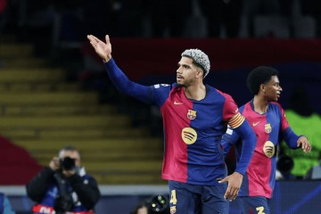 6000万神操作!巴萨豪赌范迪克,曼联接盘玻璃人,这笔账谁算得精?